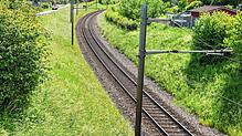 Bisher verläuft die Bahnlinie nur einspurig von Jestetten nach Lottstetten. Bald sollen die Züge hier doppelspurig fahren können. Foto: ...