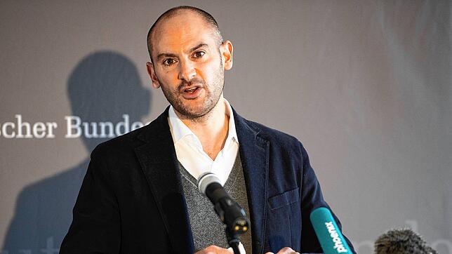 Danyal Bayaz, Bundestagsabgeordenter (Grüne) gibt ein Pressestatement im Deutschen Bundestag nach dem Wirecard-Untersuchungsausschuss am ...