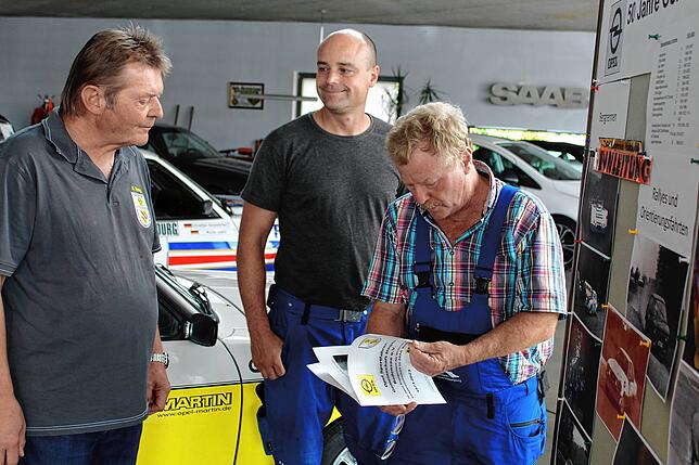 Vorsitzender Alfred Haag (li) begrüßt sein jüngstes Vereinsmitglied Michael Keller (re) aus Hohenfels, der zusammen mit Benjamin Klöck ...