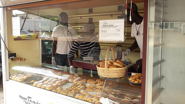 Verkaufstheke der Sunshine bakery mit Nussschnecken, Berlinern, Croissants und Brezeln.