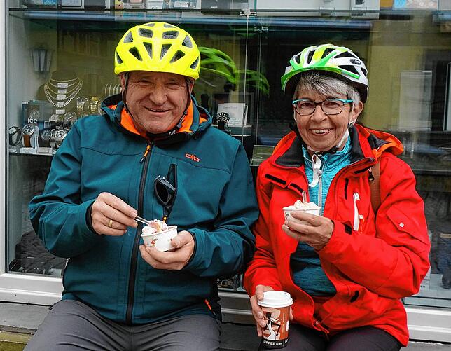 &bdquo;To go&ldquo; geht immer: In Tiengen hatten am frühen Nachmittag kaum Lokale auf, Beate und Bruno Kalinasch reicht aber das Eis ...