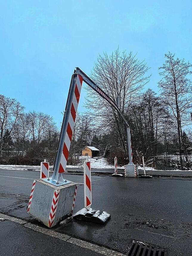 Schiefstand: Die erst am Montag installierte Höhenbegrenzung.
