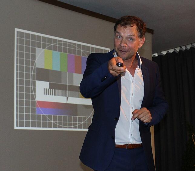 Neurologe Dr. Volker Busch hielt beim Festakt zum 50-jährigen Bestehen der Firma Puren im Überlinger Kursaal einen Vortrag zum Thema ...