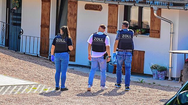 Mehrere Zollmitarbeiter durchsuchen akribisch das weiträumige Gelände des Wilden Michel. Selbst Müllcontainer wurden nach Hinweisen ...