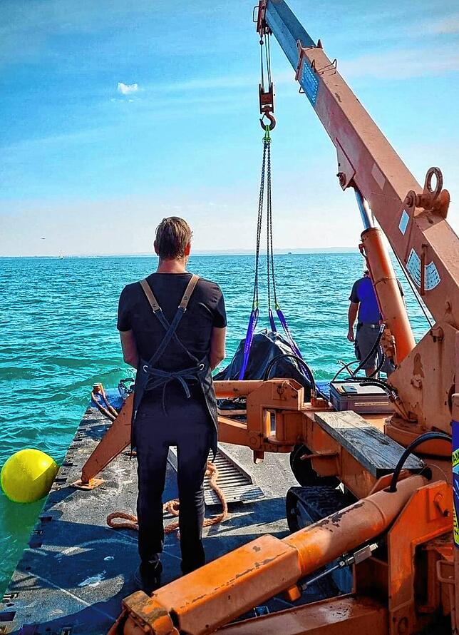 Dieser Kran sollte Kugel samt Plattform im Wasser versenken.