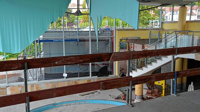 Bei den Bautätigkeiten im Bereich des ehemaligen Kinderbeckens in der Therme Meersburg ist die blaue Folienspanndecke beschädigt worden ...