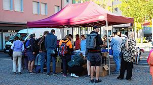 Schon morgens um 9 Uhr interessieren sich zahlreiche Besucher für die angebotenen Fundsachen. Am Ende kommen mehr als 1500 Euro für den ...