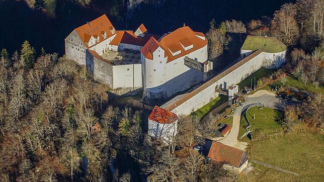 Hoch über dem idyllischen Oberen Donautal liegt die Burg Wildenstein. Sie ist Ausgangspunkt für viele Wanderer und ein beliebtes ...
