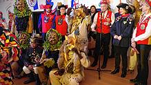 Narren aus dem Kreis Waldshut sind zu Gast bei Regierungspräsidentin Bärbel Schäfer.
