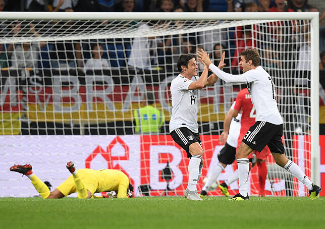 Thomas Müller (r) und Nico Schulz (M) von Deutschland freuen sich über das 2:1 von Schulz.