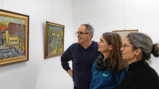 Hansjörg Straub, Vorsitzender des Fördervereins der Galerie Fähnle, Kuratorin Ulrike Niederhofer und Restauratorin Barbara Lorenzer (von ...