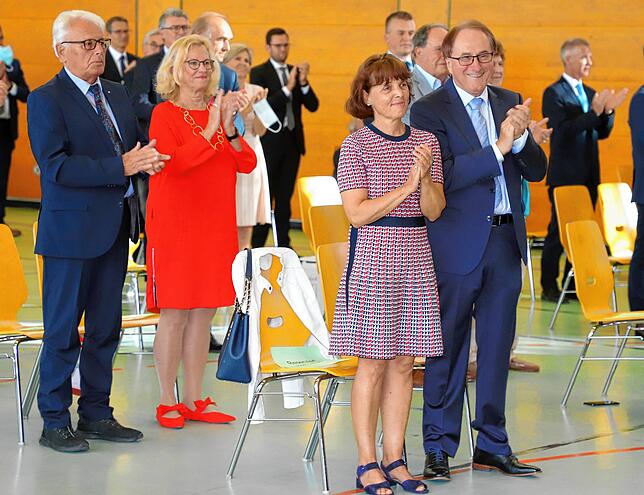 Viel Applaus spendete auch Bürgermeister a.D. Edgar Lamm mit seiner Frau Christina. Hinter ihm sein Vorvorgänger Karl-Heinz Weber mit ...
