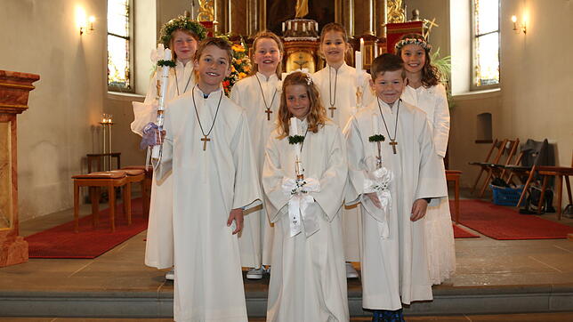 Sie feierten am Sonntag ihre Erstkommunion in der Pfarrkirche St. Martin in Aach-Linz (von links): Milena Rößler, Tim Scheuble, Marla ...