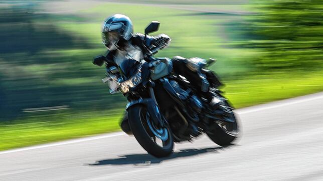 Ein Motorradfahrer verletzte sich bei einem Sturz nach einem Überholmanöver auf der L 170 bei Steinasäge schwer (Symbolbild).