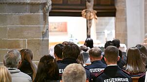 Viele Menschen haben sich versammelt, um an den Toten zu erinnern.