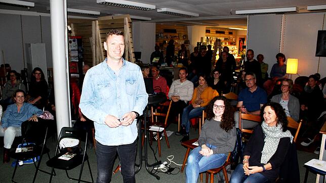 Sportwissenschaftler Joachim Auer stößt bei seinem Vortrag bei Bücher am Markt auf großes Interesse der Gäste.