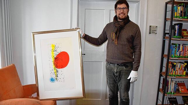 Stadtmuseumsleiter Johannes Waldschütz zeigt eines der Bilder, die in der Miró-Ausstellung zu sehen sein werden.
