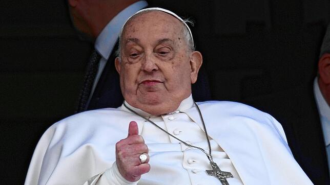 Papst Franziskus hebt den Daumen hoch, als er sich an einem Fenster der Poliklinik Agostino Gemelli in Rom zeigt, wo er seit dem 14. ...