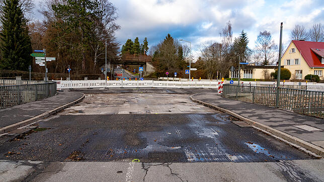 Kein Durchkommen: Diese Brücke in der Peterzellerstraße an der Einmündung zur Sebastian-Kneipp-Straße, bleibt noch mindestens bis 19. ...