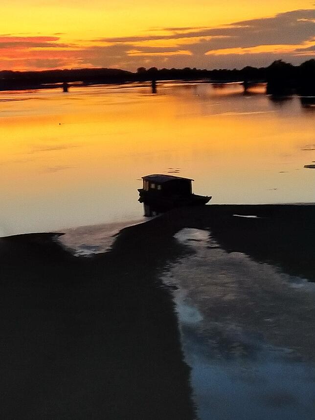 Westwärts fließt die Loire, der untergehenden Sonne nach.