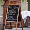 &bdquo;Wir haben geöffnet&ldquo;. Auf Schilder wie dieses in Heidelberg dürfen sich die Menschen in Baden-Württemberg bald wieder freuen ...