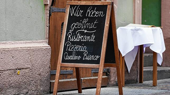 &bdquo;Wir haben geöffnet&ldquo;. Auf Schilder wie dieses in Heidelberg dürfen sich die Menschen in Baden-Württemberg bald wieder freuen ...