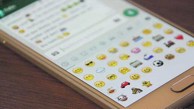 Emojis sind beliebt. Mittlerweile gibt es über 100-000 unterschiedliche Symbole. Die Deutschen verschicken einer Studie zufolge ...