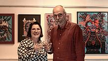 Sabine Blasko, die neue Leiterin der Alten Schmiede, bekommt bei der Vernissage auch Besuch von ihrem Vorgänger Joachim Mierisch. Foto: ...