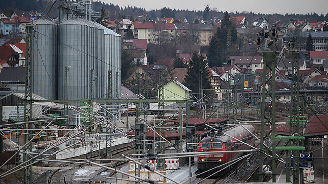 Der Umbau des Donaueschinger Bahnhofs soll laut aktuellen Angaben der Bahn voraussichtlich im Oktober 2019 beendet sein. Was zur ...
