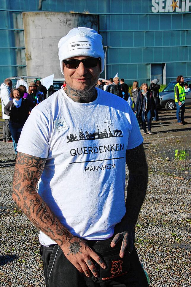 &bdquo;Ich bin kein Nazi.&ldquo; Dieser Querdenker aus Mannheim fordert jedoch das Ende der Mundschutzpflicht.