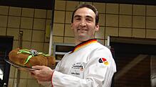 Konditormeister Heiko Baier mit der neuen Neckar-Alb-Torte. Sie wird von einer nachempfundenen Silberdistel gekrönt.
