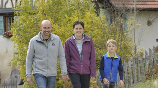 Andreas Schreiber und seine Frau Maren unternehmen mit ihrem Sohn Joel gerne Ausflüge in die Natur wie beispielsweise zur Guggenmühle ...