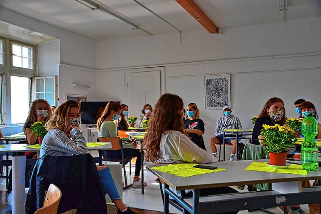 Mit Abstand und Mund-Nasen-Bedeckung folgen die 19 neuen Studierenden des Vorstudiums Gestaltung der Kunstschule Bodenseekreis den ...