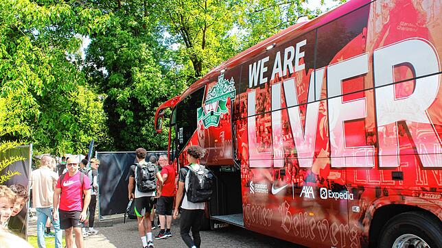 Bild : Fans warten vor dem Strandbad Bodman auf den FC Liverpool