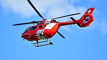 Ein Rettungshubschrauber in der Luft. (Symbolbild) Zu zwei Unfällen im Kreis Waldshut wurden Helikopter angefordert.