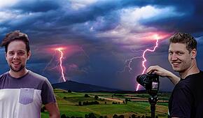 Auch in der Region sind die Unwetterfreaks Michael Hutter (links) und Maximilian Ziegler unterwegs, so wie hier bei einem Unwetter bei ...