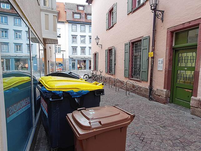 Nahe des Münsters stehen diese Tonnen am Weg. Auch viele Touristen kommen hier vorbei.
