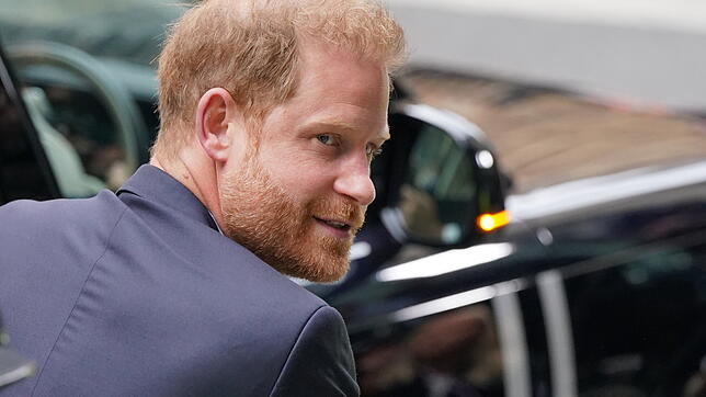 Immer mit Blick zurück: Harry fühlt sich bei seinen Versöhnungsversuchen mit König Charles sabotiert.