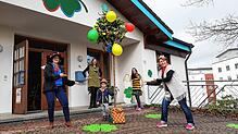 Auf dem Bild vorne von links: Stefanie Breinlinger (Narresome), Tim Breinlinger und Tamara Kunz (Kindergarten Kleeblatt), hinten von ...