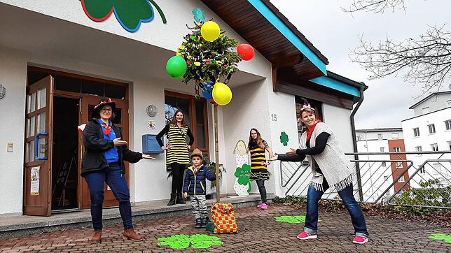 Auf dem Bild vorne von links: Stefanie Breinlinger (Narresome), Tim Breinlinger und Tamara Kunz (Kindergarten Kleeblatt), hinten von ...