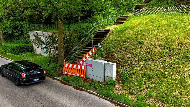 Die Verbindungstreppe, die in Unterkirnach vom Eichhaldeweg hinab auf die Talstraße führt, endet an dieser abrupt. Im Rahmen einer ...