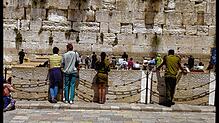 Die Klagemauer befindet sich in der Altstadt Jerusalems. Der Rest des biblischen Tempels ist eine der wichtigsten religiösen Stätten des ...