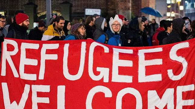 Ein Banner mit der Aufschrift «Refugees welcome» bei einer Demonstration gegen die Verschärfung des Asylrechts in Hamburg. Foto: Daniel ...