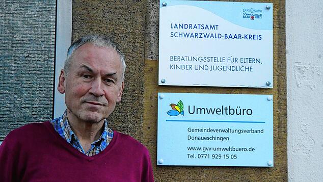 Umweltberater Gerhard Bronner steht vor dem Gebäude mit dem Umweltbüro An den Donauhallen 5 in Donaueschingen. Bild: Bernhard Lutz