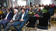 Konzentriert folgt das Publikum in der Rathausgalerie den Informationen zur Gründung einer Bürgerenergienossenschaft. Die Bevölkerung ...