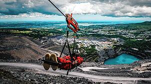 Ein Besucher fliegt in Nordwales an einer der Zipline durch die Luft. Gleiches war für Touristen auch in Todtmoos geplant. Doch jetzt ...