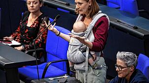 Die Grünen-Abgeordnete Hanna Steinmüller hielt ihre Rede im Bundestag mit ihrem Baby. Den Auftritt fand nicht jeder gut.