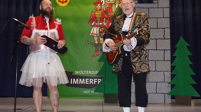 Rapunzel Manuel Köhler (links) hat den langen Haarzopf nicht auf dem Kopf sondern am Bart und singt mit Vater Walter über neudeutsche ...