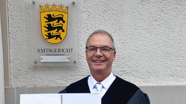 Richter Stefan Götz mit seiner Jubiläums-Urkunde. Bild: Edgar Steinfelder