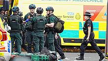 Einsatzkräfte der Polizei sind im Einsatz nach einem Angriff an der Synagoge der Heaton Park Hebrew Congregation in Crumpsall.
